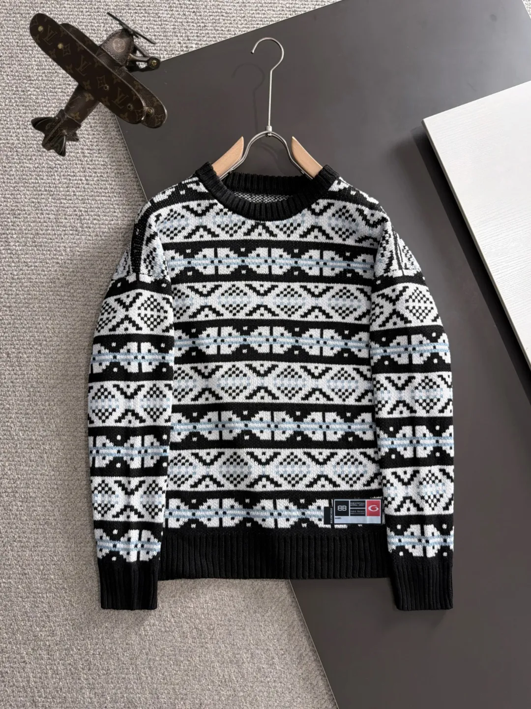 Next day shipping P195 Balenciaga high quality 2026 autumn and winter official website latest sweater, on sale at the same time at the counter Hot Sale! Specially made of wool blended fabric. It feels comfortable and can be directly in contact with the skin. The logo badge is exquisitely embroidered, which is extremely eye-catching! The details highlight the fashionable charm of big brands. Exquisite workmanship. Three-dimensional cutting style. The wearing effect is invincible and handsome! All three standards are complete! Sizes:M-3XL